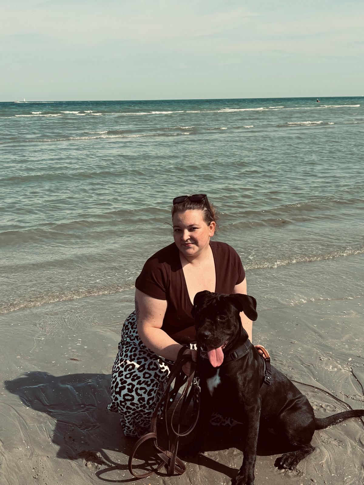 Lou, Cane Corso speurhond van B-SAR, samen met geleider Laura tijdens training