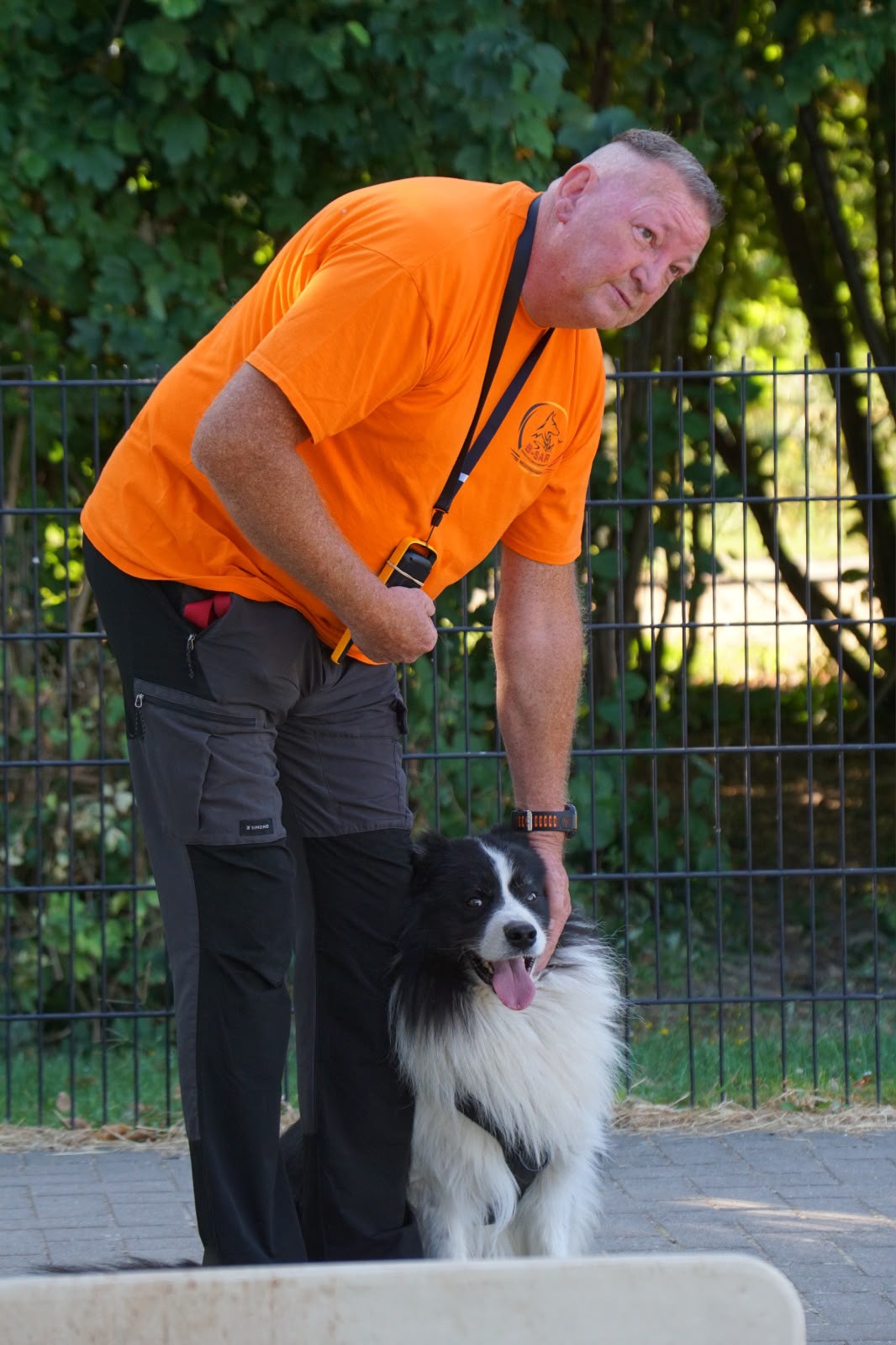 Mickey, Border Collie speurhond van B-SAR, samen met geleider Didier tijdens training